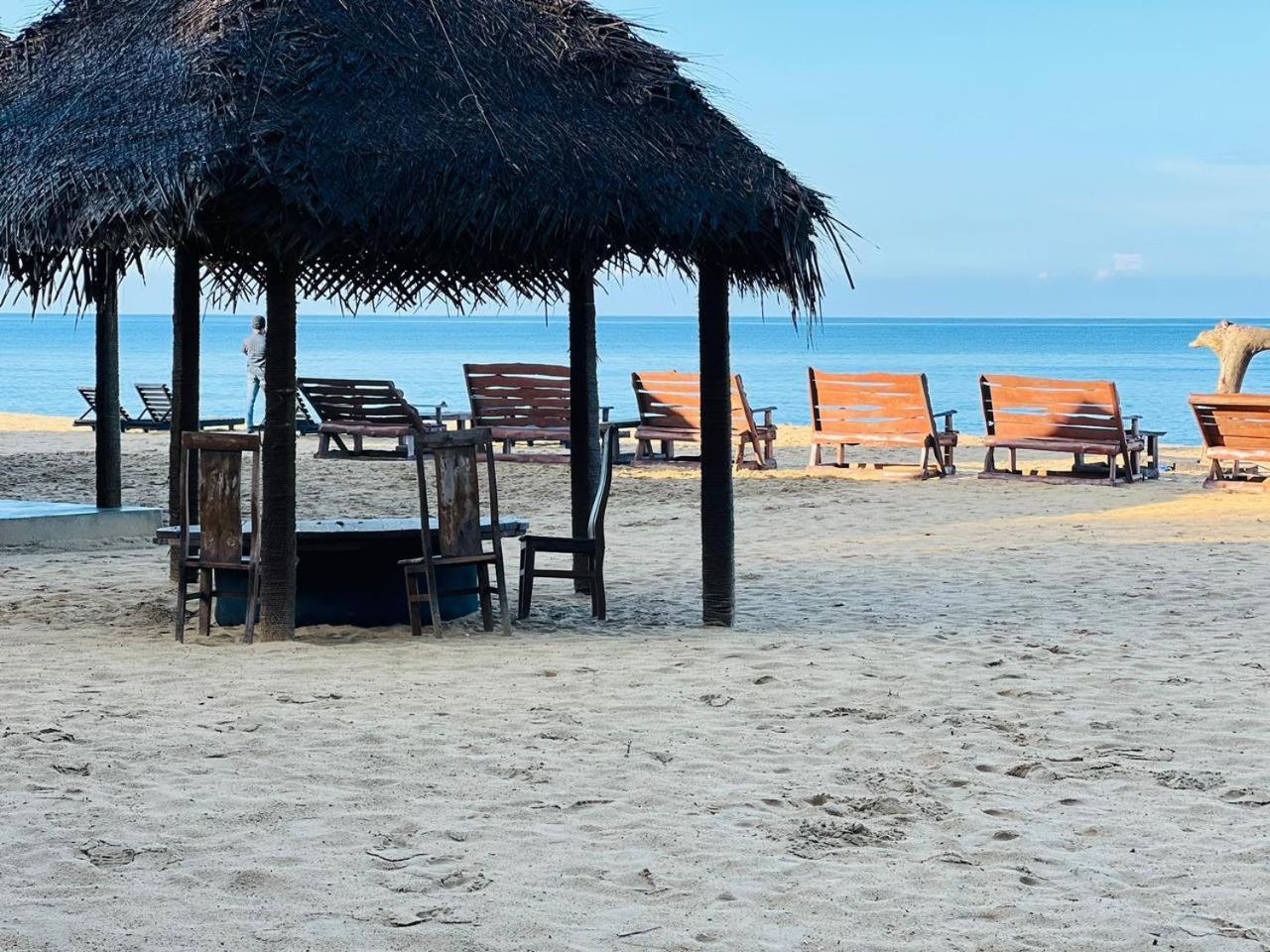 Omeesha Beach Hotel Kalpitiya Exteriör bild