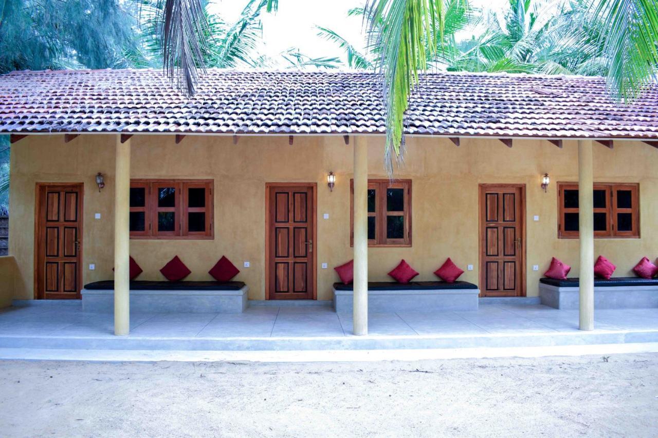 Omeesha Beach Hotel Kalpitiya Exteriör bild
