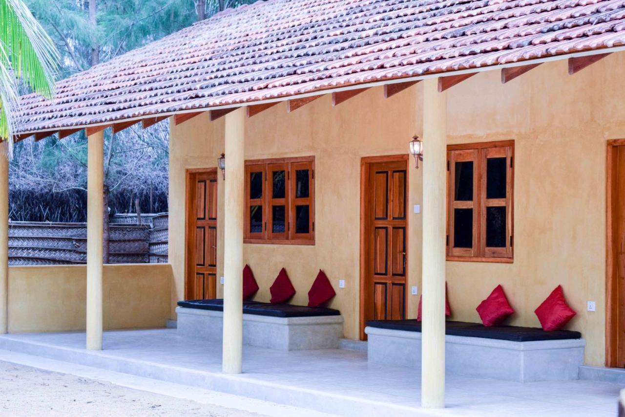 Omeesha Beach Hotel Kalpitiya Exteriör bild
