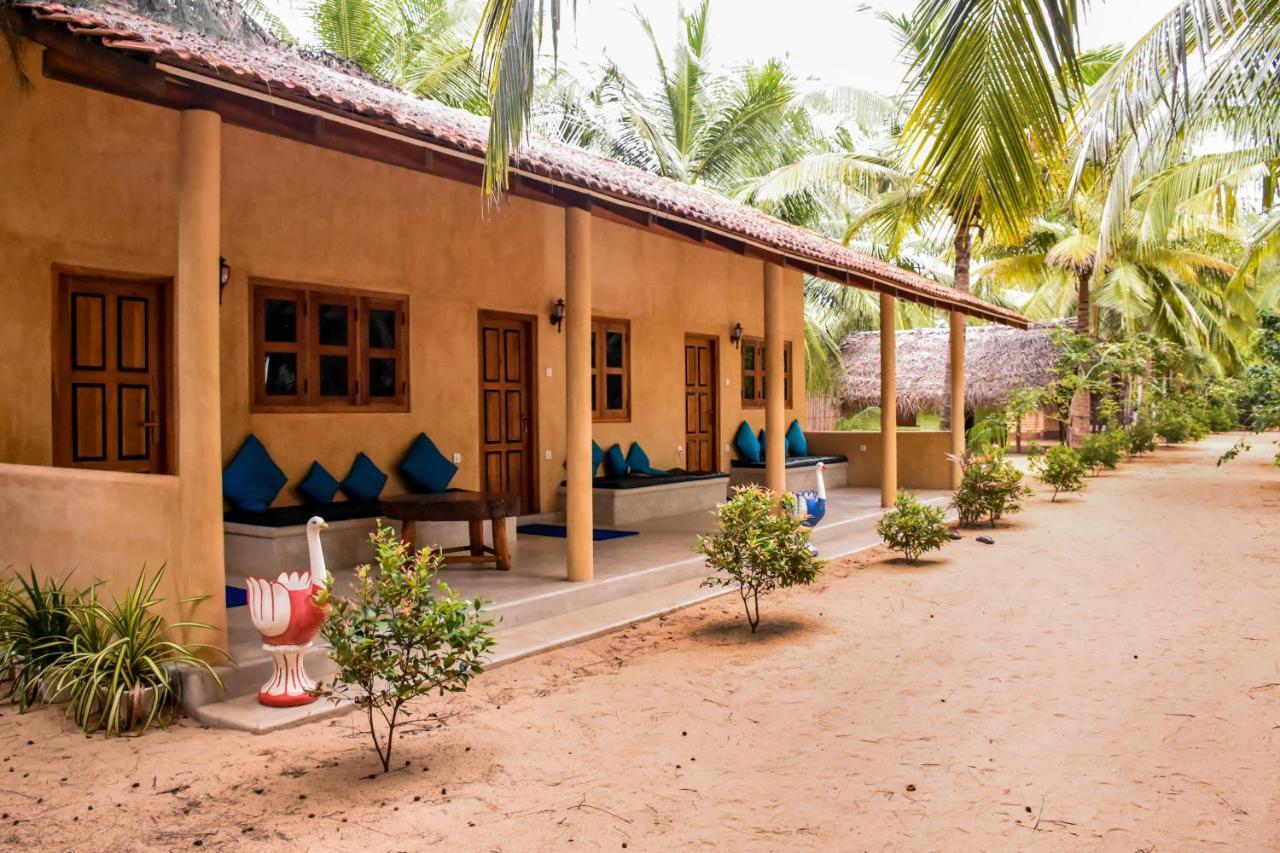 Omeesha Beach Hotel Kalpitiya Exteriör bild